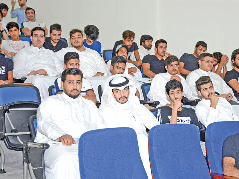 جانب من الطلبة في اللقاء التنويري