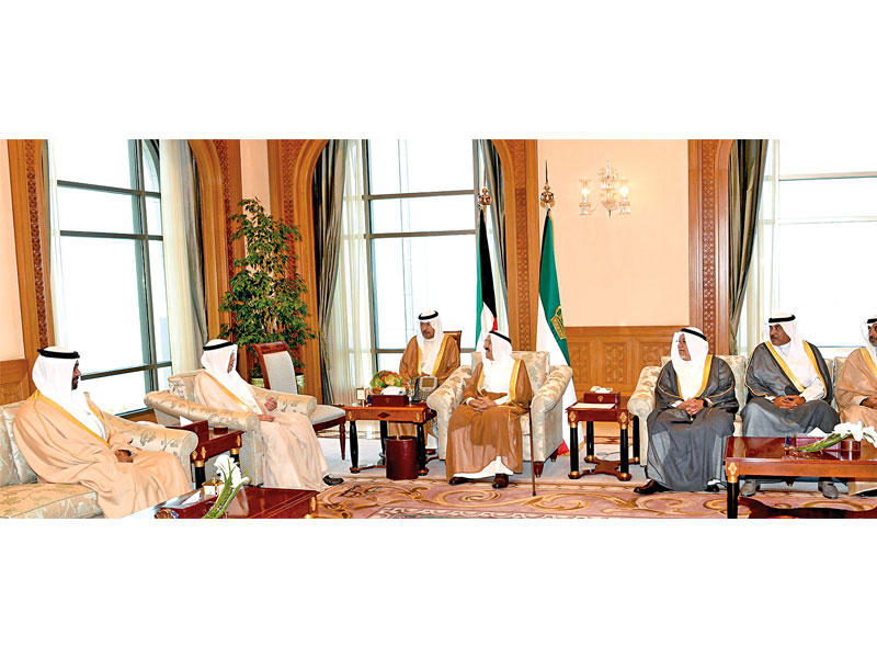 الأمير مستقبلاً نائب رئيس مجلس الوزراء البحريني والوفد المرافق أمس