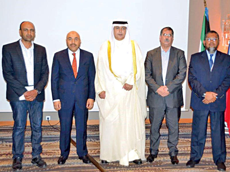 السليمان متوسطاً المشاركين في الندوة