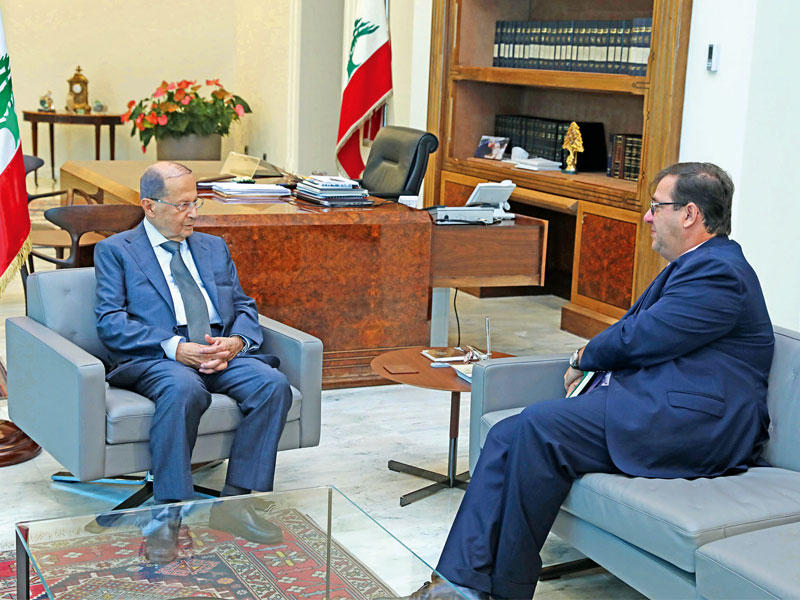 الرئيس اللبناني ميشال عون مستقبلاً أمس السفير الفرنسي لدى بيروت برونو فوشيه في قصر بعبدا (دالاتي ونهرا)