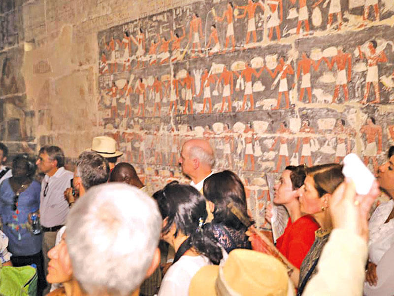 داخل المقبرة