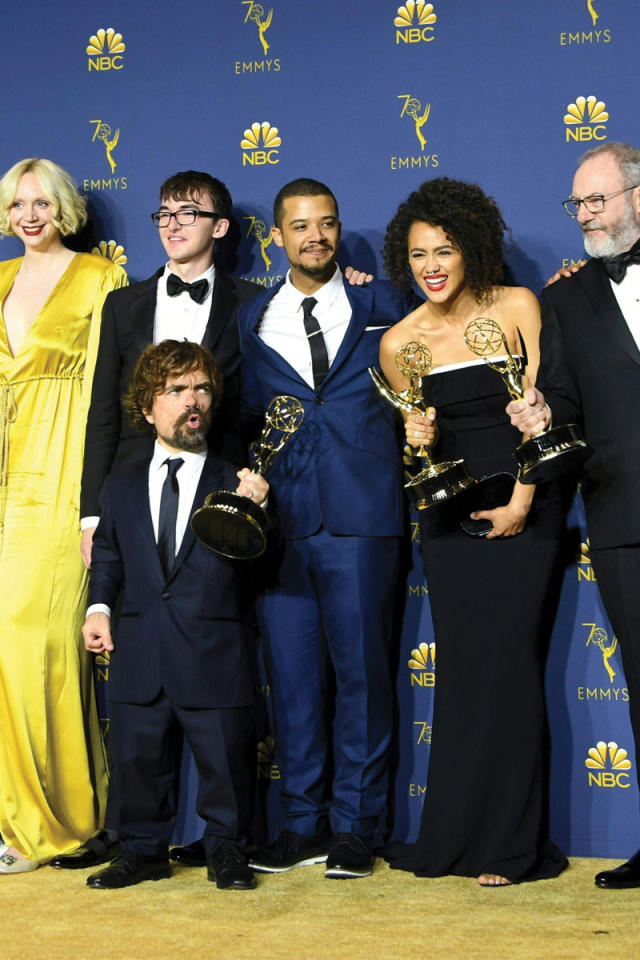 فريق عمل «غايم أوف ثرونز» يحتفي بالجوائز 