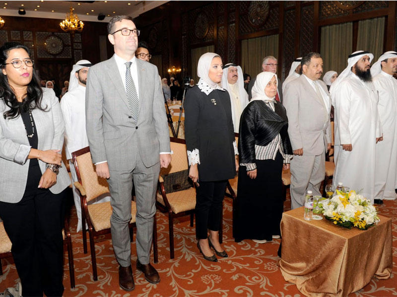 الصبيح تتوسط الحضور خلال السلام الوطني