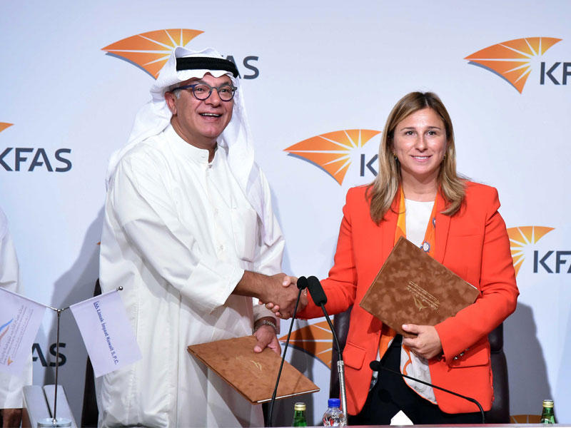 تبادل وثيقة الاتفاق بين ممثلي ليماك وصباح الاحمد للموهبة