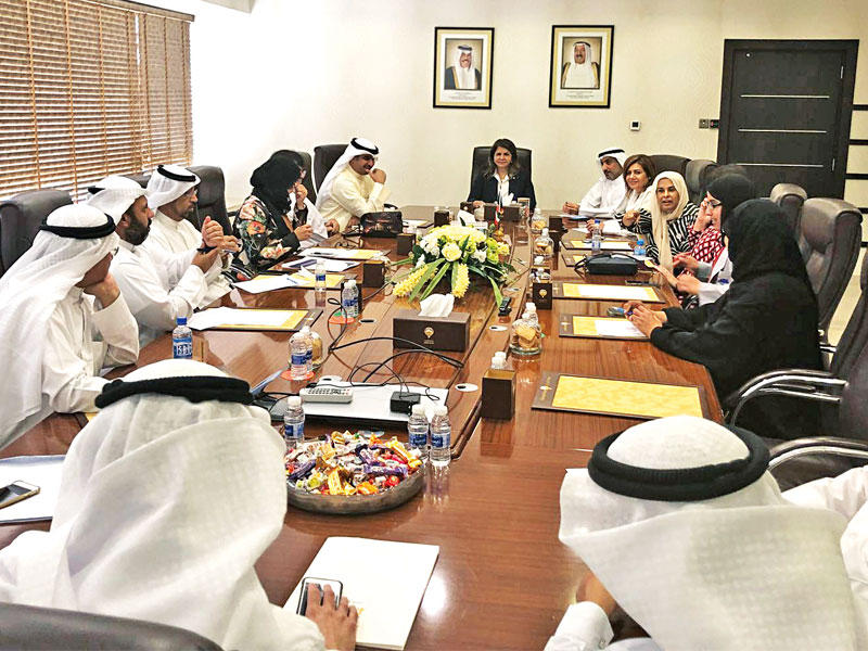 العوضي خلال ترؤسها اجتماع «النفع العام»