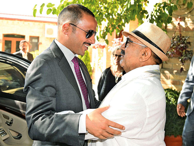 ناصر الصباح مستقبلاً الغانم 