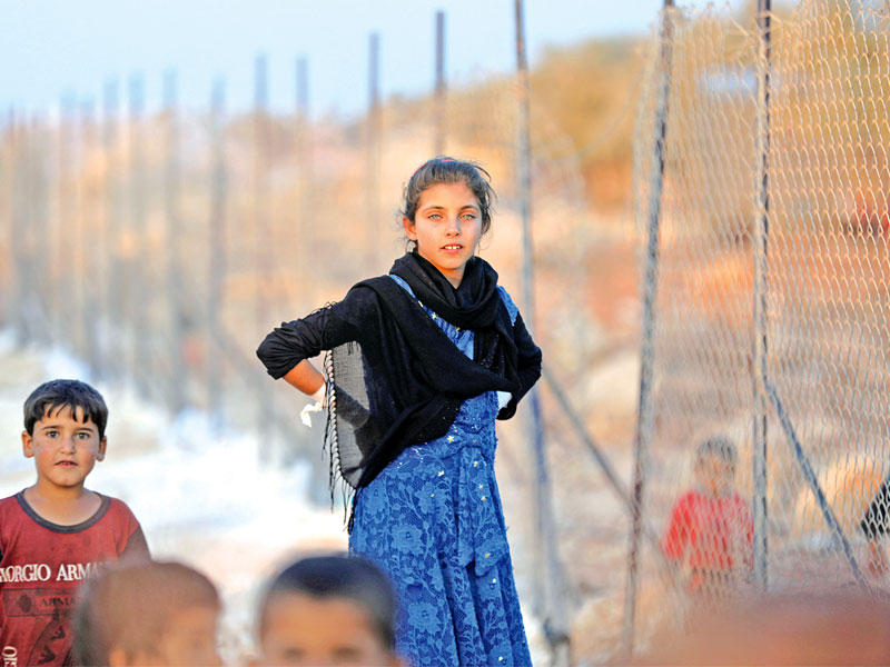 أطفال نازحون في مخيم للنازحين في إدلب أمس (رويترز)