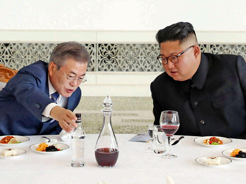  كيم ومون على مأدبة غداء في بيونغ يانغ أمس (رويترز) 