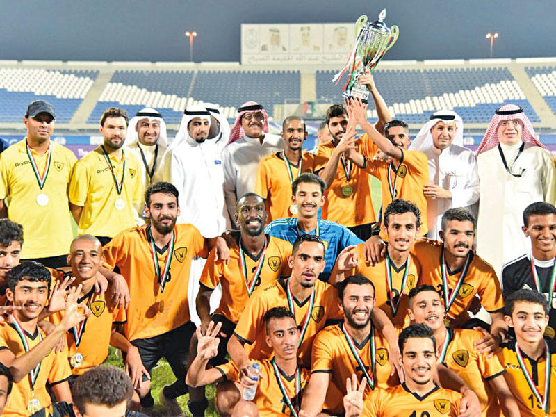 أبطال الأصفر على منصة التتويج