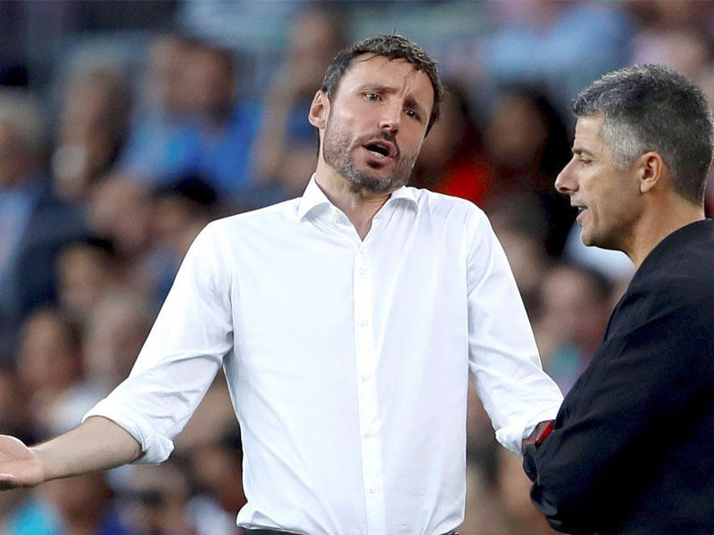  المدير الفني لنادي بي إس في ايندهوفن مارك فان بوميل