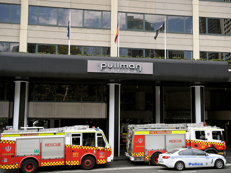 عمال خدمة الطوارئ في موقع تسريب كيماوي في فندق بولمان في سيدني ، أستراليا