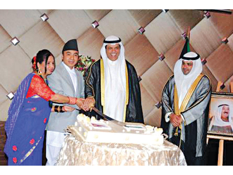 السعيد والسفير النيبالي وحرمه يقطعون قالب الحلوى