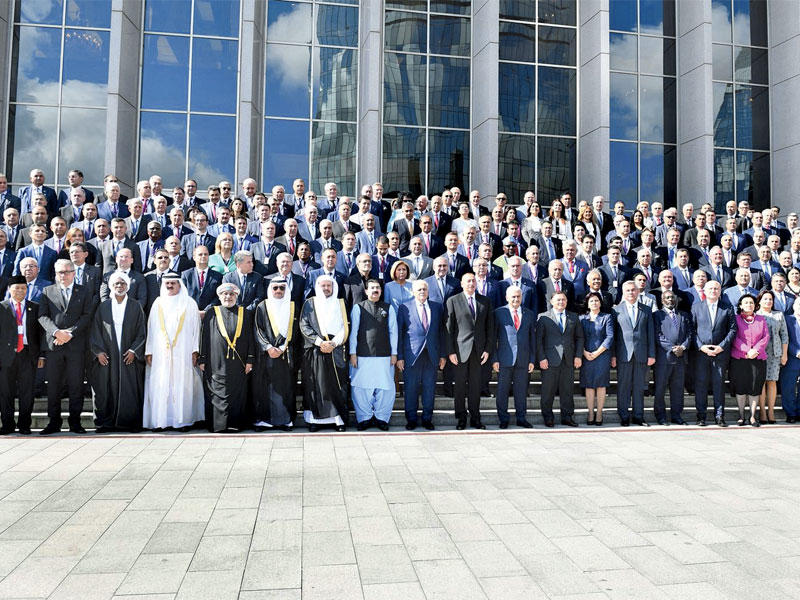 الغانم مع رئيس وأعضاء البرلمان الأذري والوفود المشاركة