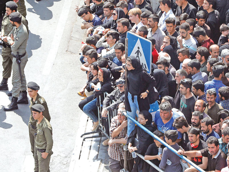 إيرانيون يصطفون لمشاهدة مواكب عاشورائية في طهران أمس الأول           (أ ف ب)