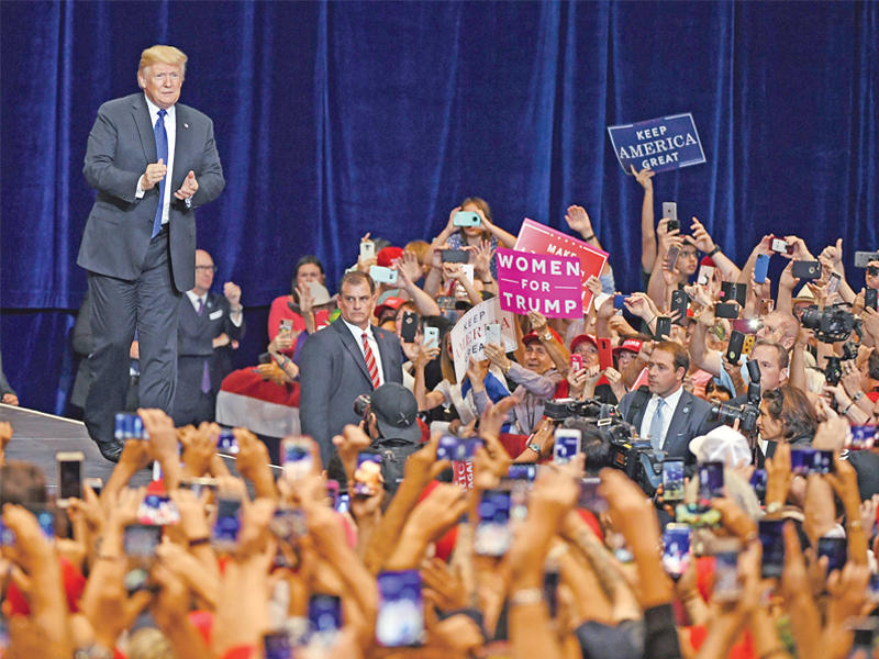ترامب يتفاعل مع أنصاره بمركز المؤتمرات في لاس فيغاس أمس الأول (أ ف ب)