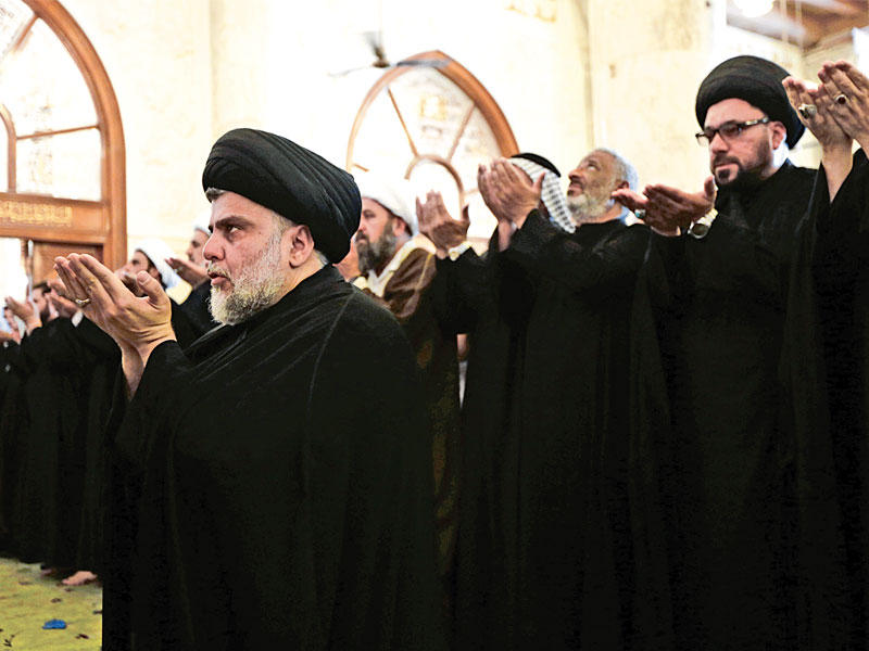 زعيم التيار الصدري مقتدى الصدر يؤم المصلين بمسجد الكوفة أمس (رويترز)n