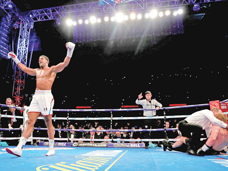 جوشوا يحتفل بعد الفوز بالضربة القاضية