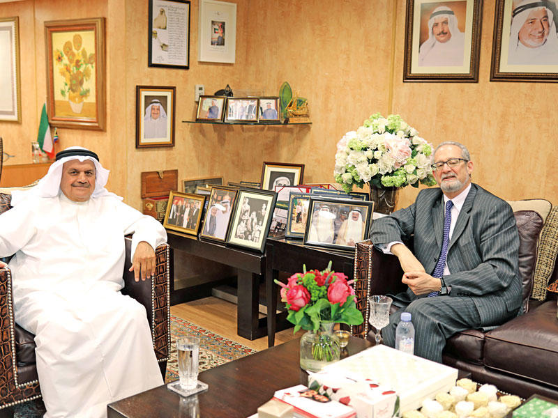 المطوع مستقبلاً السفير الأميركي