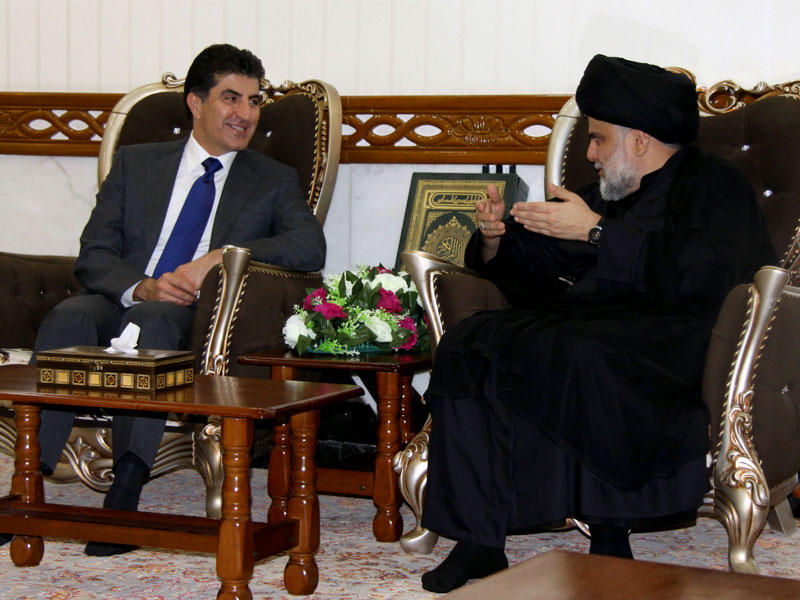 الصدر مستقبلاً البارزاني في النجف أمس (أ ف ب)