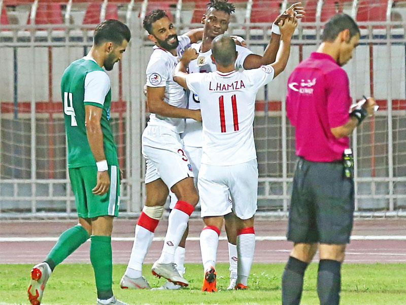 جمعة سعيد يحتفل مع زملائه بهدف الكويت الثاني (تصوير-جورج ريجي)