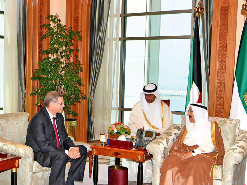 الأمير مستقبلاً مبعوث الرئيس التونسي أمس