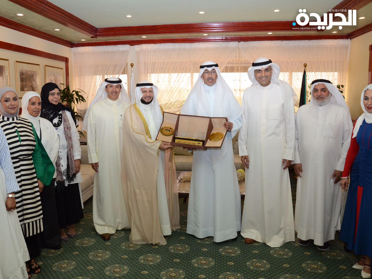 مدير عام الهيئة العامة لشؤون القصر براك الشيتان يقدم درعا تذكاريا لمحافظ الاحمدي فواز الخالد الصباح