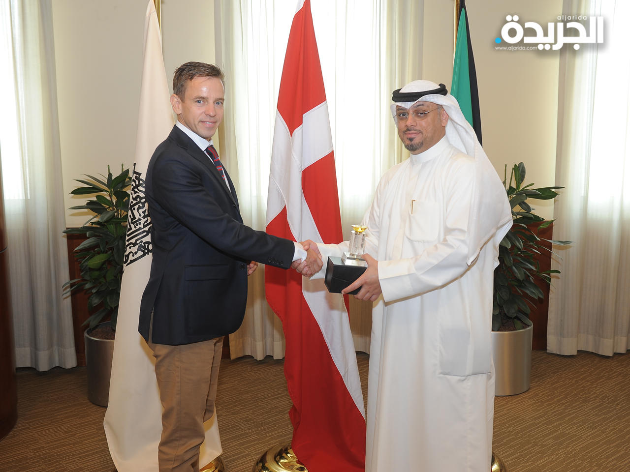 رئيس القسم التجاري التابع للسفارة الدنماركية في الرياض يقدم هدية تذكارية لمدير إدارة العلاقات الخارجية في غرفة التجارة صلاح عيادة