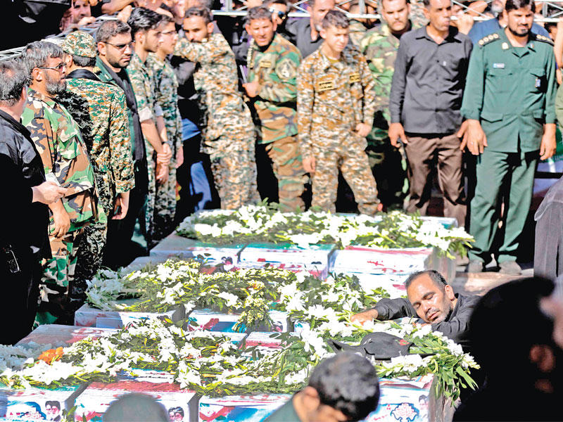  إيرانيون يشيعون ضحايا اعتداء السبت الماضي في الأهواز أمسt(أ ف ب) 