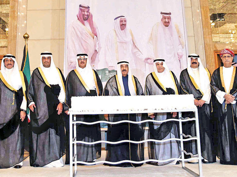 السفير السعودي متوسطاً ناصر المحمد وخالد الجراح وأنس الصالح والجارالله ودبلوماسيون خلال الحفل