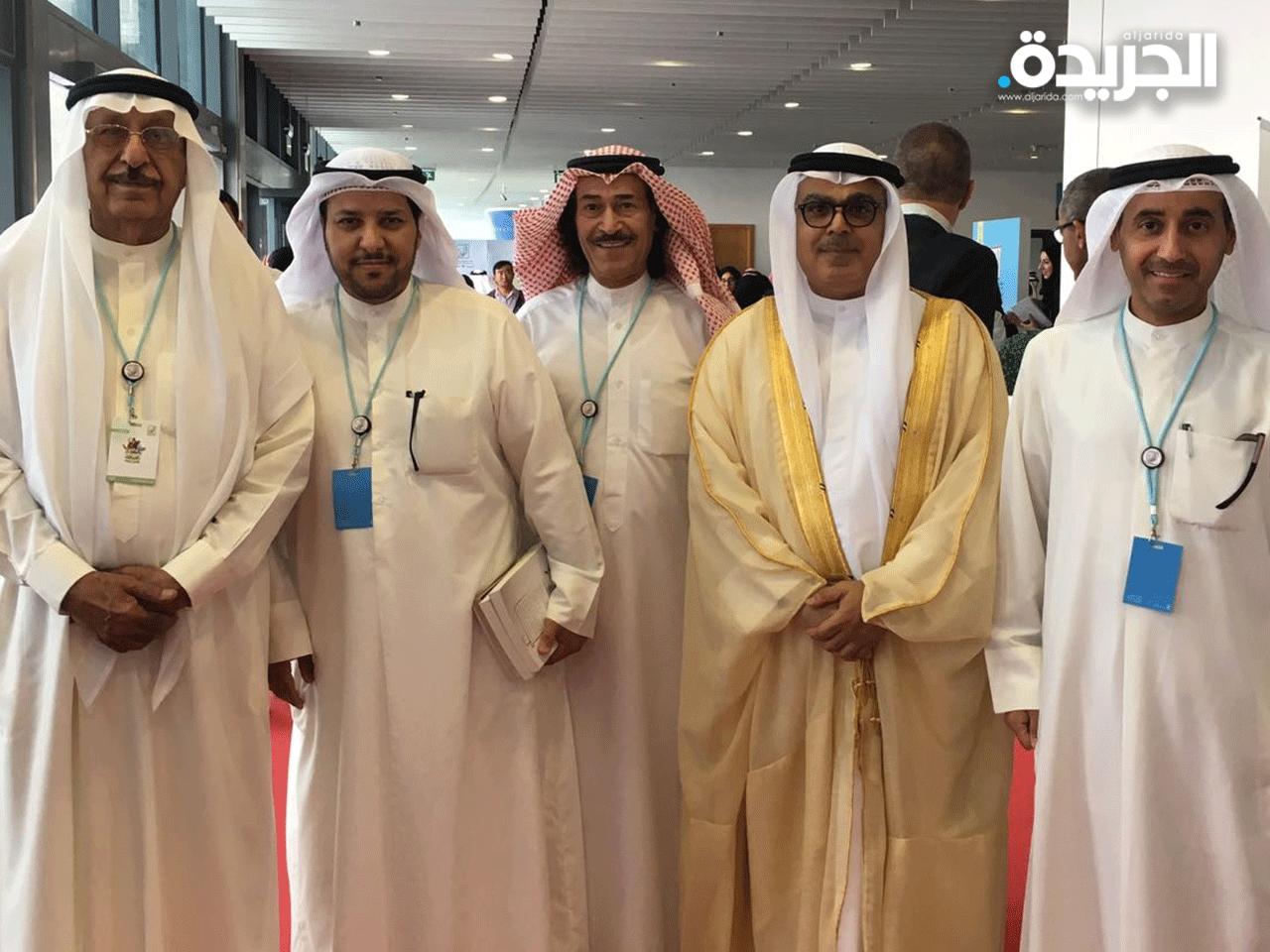  جانب من الأدباء الكويتيين المشاركين مع رئيس معهد الشارقة للتراث د. عبدالعزيز المسلم خلال ملتقى الشارقة الدولي للراوي
