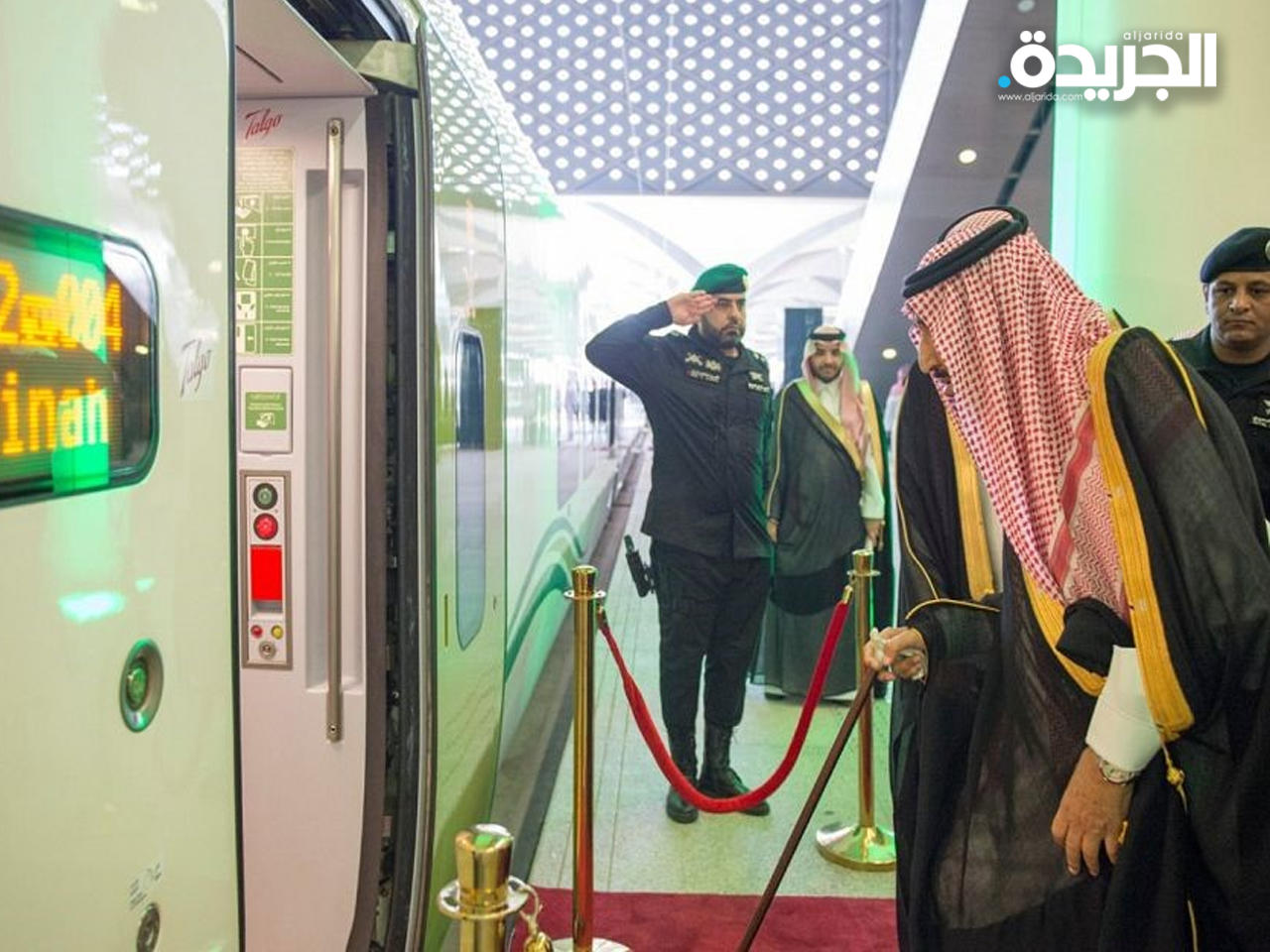 خادم الحرمين خلال مراسم تدشين قطار الحرمين السريع