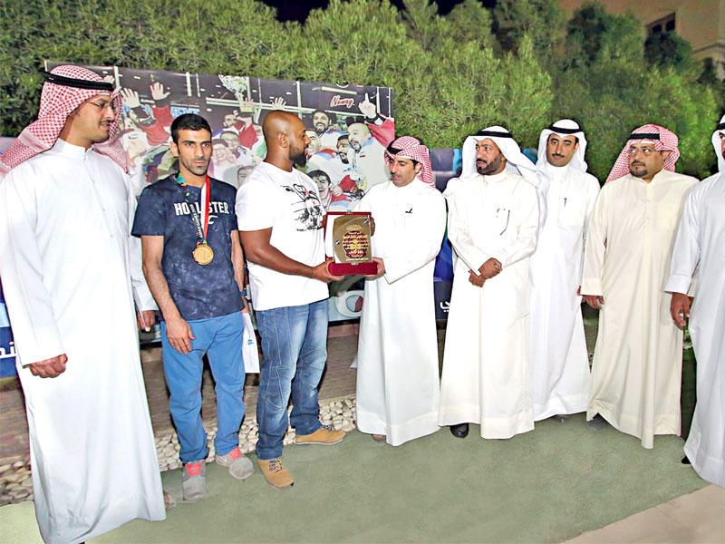 العجمي يقدم درعاً لقائد منتخب هوك الجليد