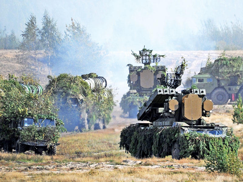 أجزاء من منظومة S300 الروسية خلال مناورات في بيلاروسيا الأسبوع الماضي  (أ ف ب)