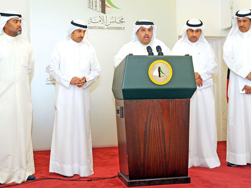 العتيبي والسويط والحجرف والبابطين والطبطبائي في المؤتمر الصحافي أمس