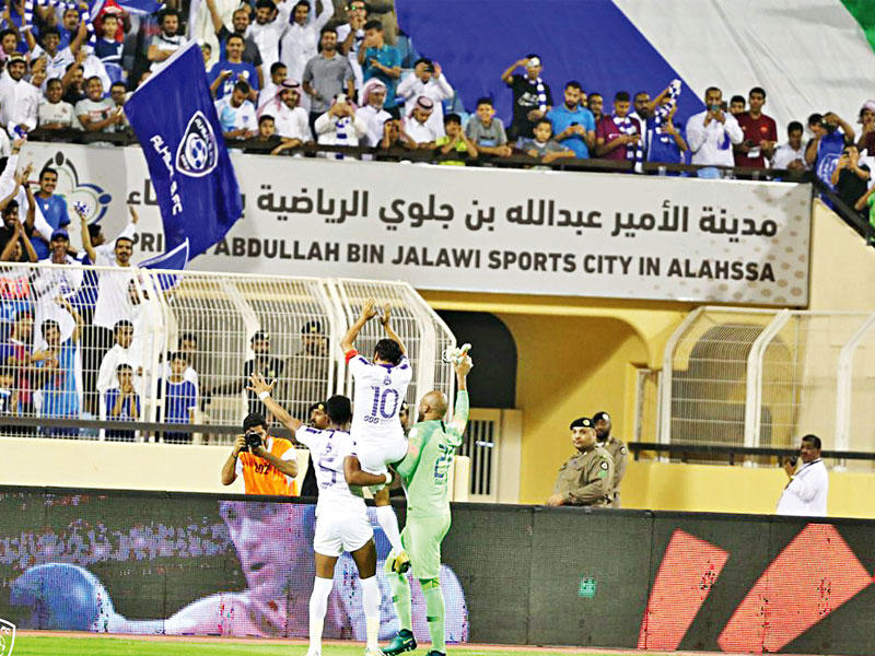 علي الحبسي وعلي البليهي يحييان جماهير الهلال بحمل محمد الشلهوب