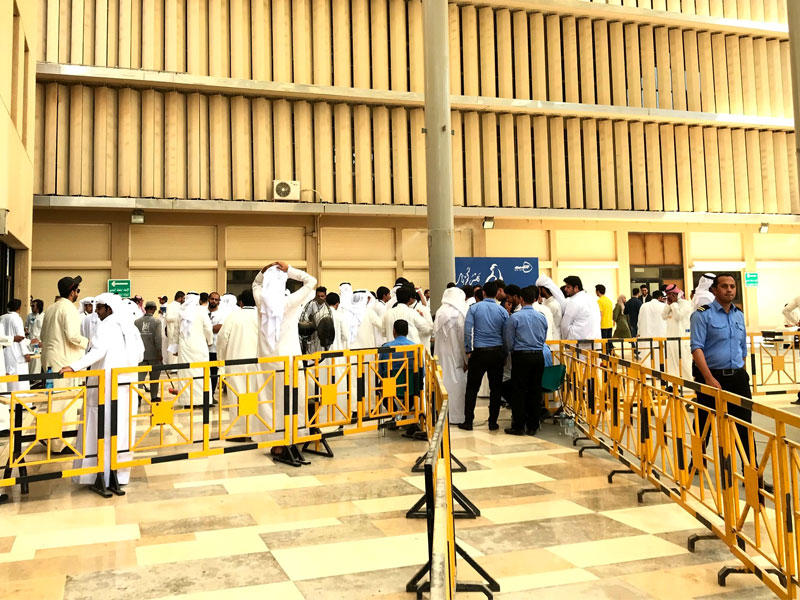 الجموع الطلابية امام موقع التصويتn