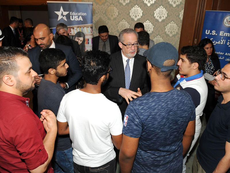 السفير الأميركي خلال محاورته مع الطلبةn