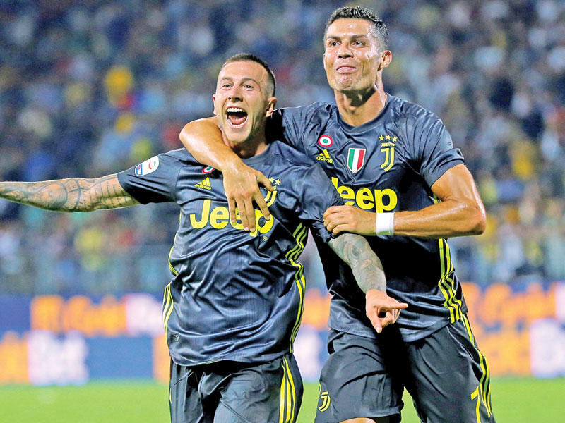 رونالدو نجم يوفنتوس وزميله بيرنارديسكي