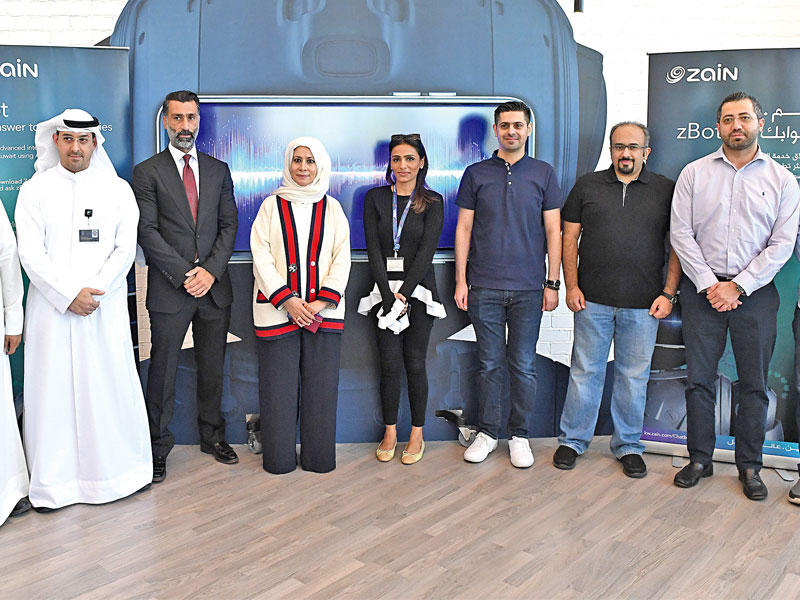 الروضان تتوسط الكندري والغربللي والخشتي وفريق العمل خلال المؤتمر الصحافيn