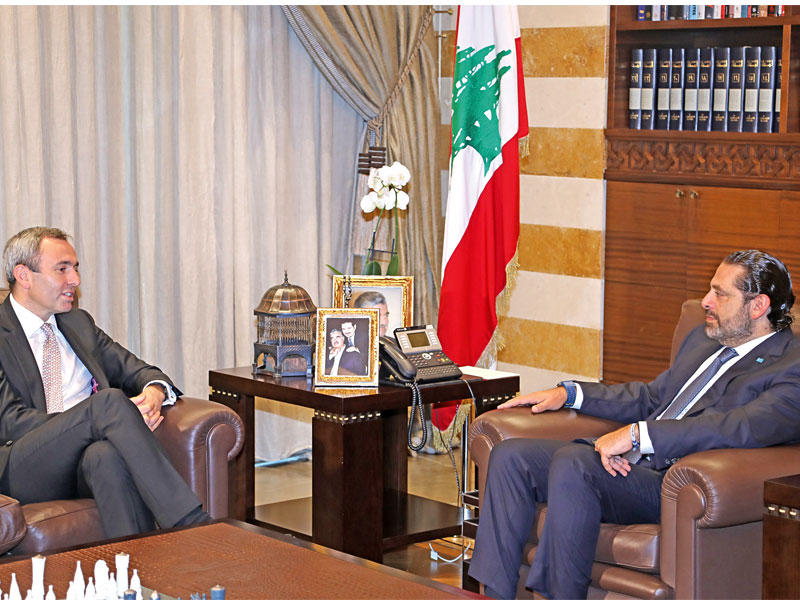 رئيس الحكومة سعد الحريري مستقبلاً السفير البريطاني في بيت الوسط أمس  (دالاتي ونهرا)
