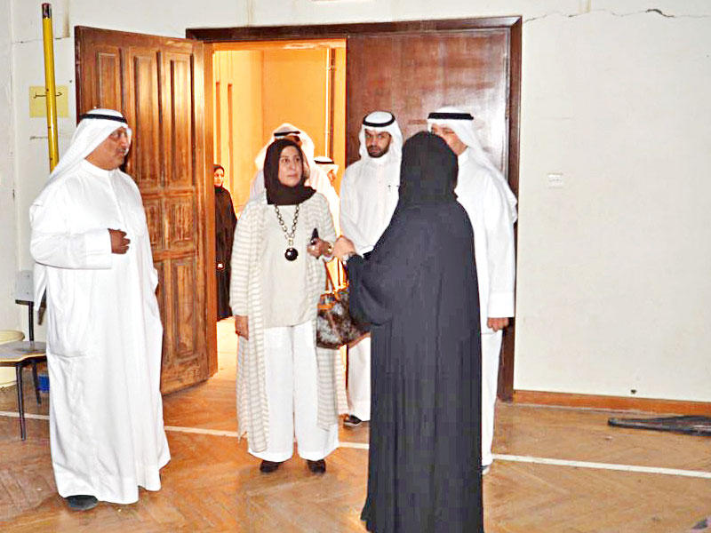 الكندري خلال الجولة في المعهد الديني وتبدو التصدعات في المبنى