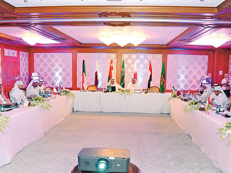 جانب من الاجتماع ويبدو الوكيل المساعد ناصر خريبط مترئساً الجلسة (تصوير عوض التعمري)