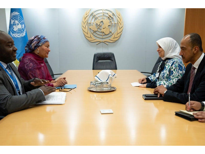 وزيرة الشؤون الاجتماعية والعمل ووزيرة الدولة للشؤون الاقتصادية هند الصبيح خلال لقائها مع نائبة الأمين العام للامم المتحدة أمينة محمد