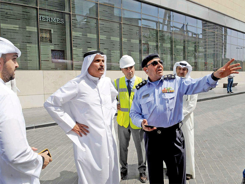 الصقر برفقة العميد خليل الأمير بعد السيطرة على الحريق