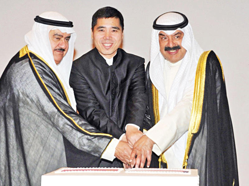 الجارالله ومحافظ العاصمة المهنا والسفير الصيني يقطعون قالب الحلوى