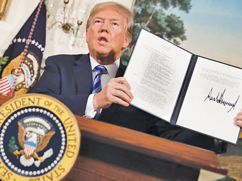 ترامب معلناً توقيع قراره بتشديد العقوبات على إيران 