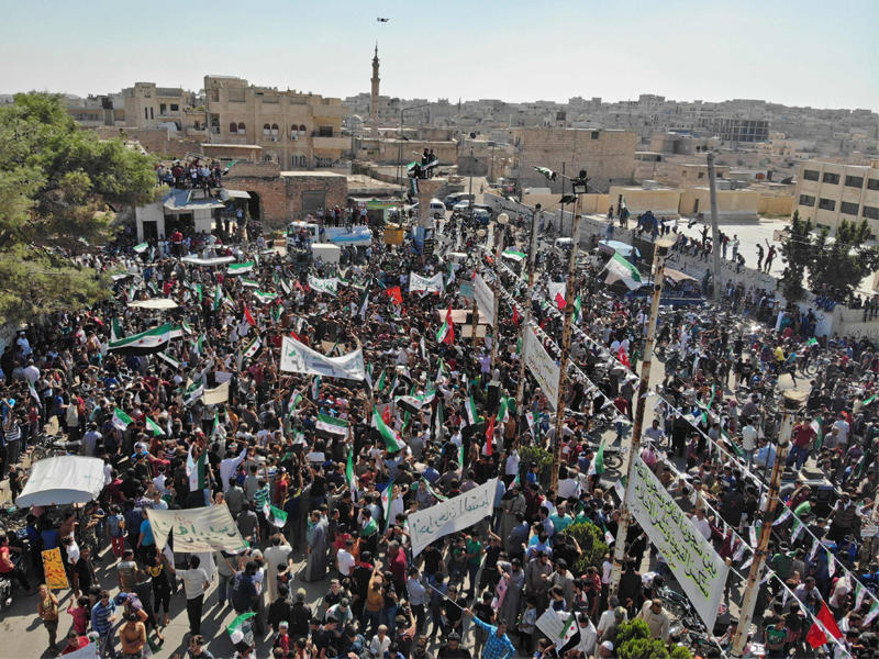 سوريون يطالبون الأمم المتحدة بالكشف عن مصير المعتقلين في سجون النظام أمس في بلدة معرة النعمان بإدلب أمس (أ ف ب) 