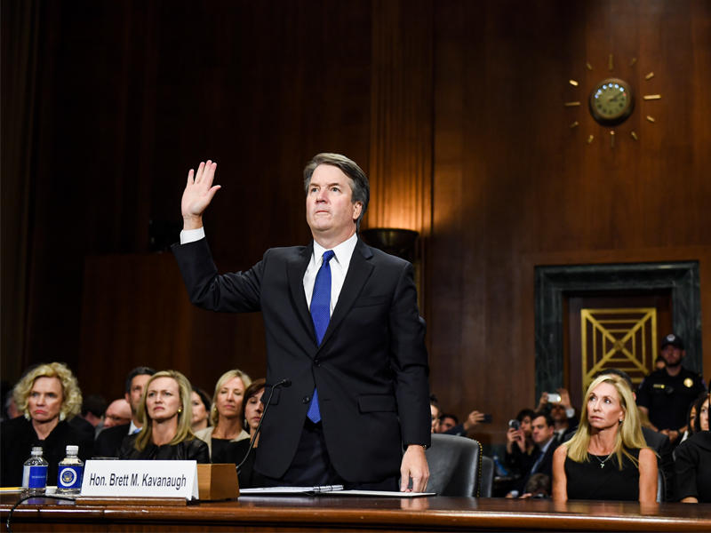  كافانو يقسم قبل شاهدته بمجلس الشيوخ أمس الأول (إي بي آي) 