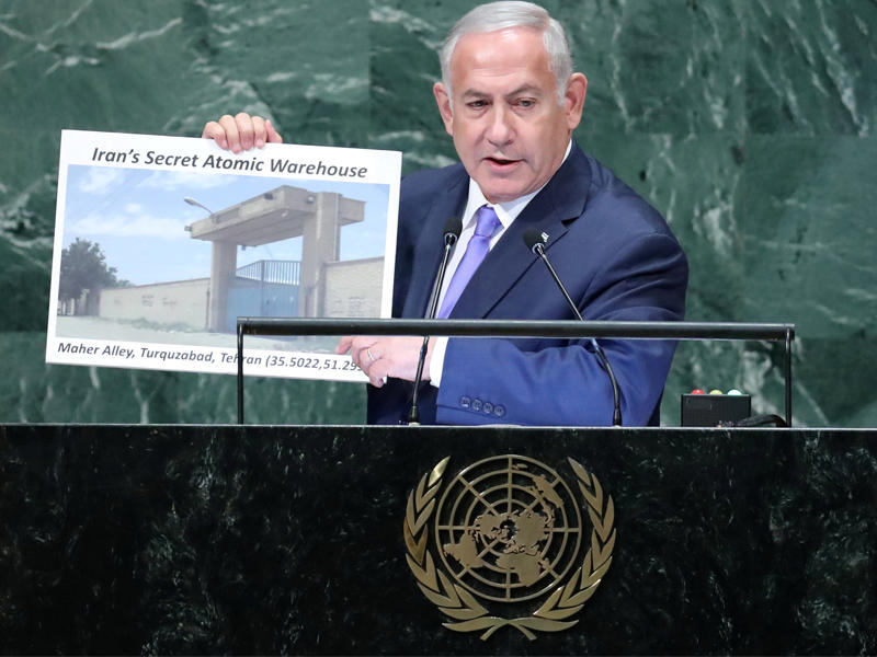 نتنياهو يعرض خلال كلمته أمام الجمعية العامة صورة يزعم أنها لموقع نووي سري في طهران (رويترز)