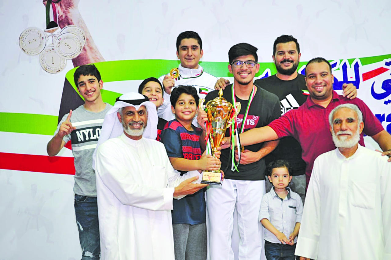 تتويج نادي الشباب بكأس البطولة